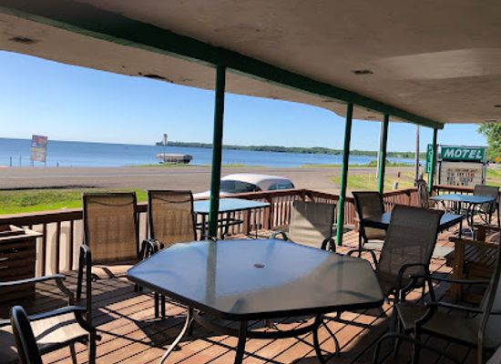 minnesota/mille-lacs-lake/restaurant/twin-pines-restaurant-resort-fishing-launch