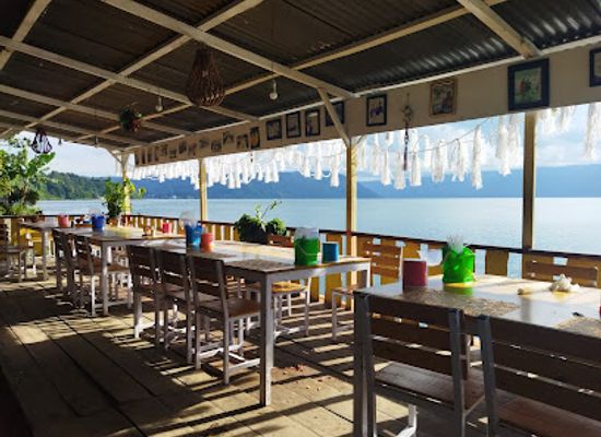 indonesia/lake-toba/restaurant/damasus-resto