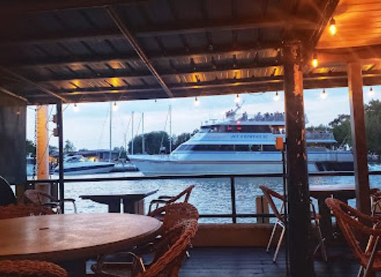 ohio/lake-erie-islands/restaurant/bootleggers-waterfront-grille-bar