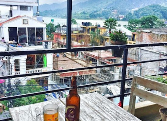 nepal/pokhara/phewa-lake/restaurant/lw-bar-and-restaurant-little-windows