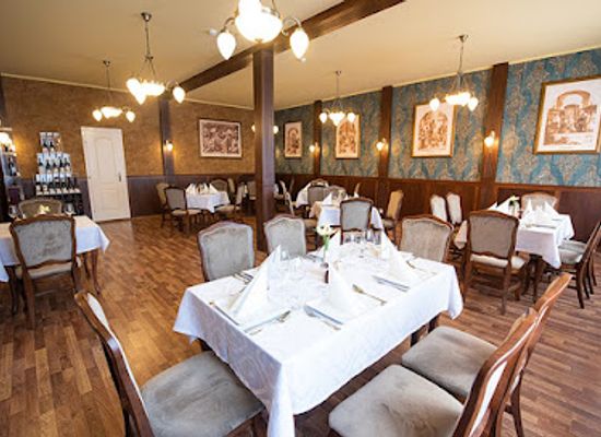 hungary/bakony/restaurant/karpatia-etterem-es-kavezo