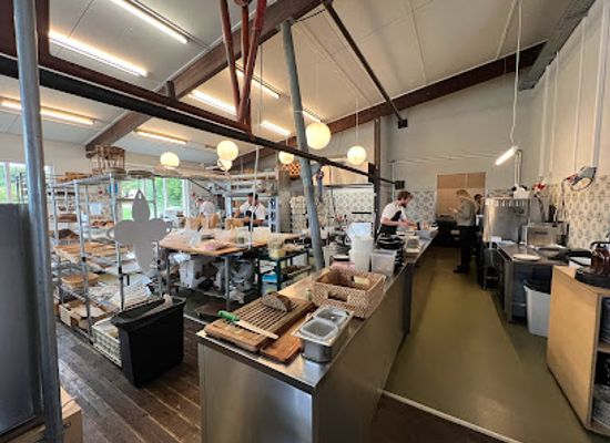 denmark/lolland-falster/restaurant/hesnas-havn-spisehal-bageri-konditori-kolonial
