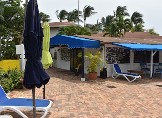 the-bahamas/bimini/restaurant/hemingway-s-poolside-rum-club
