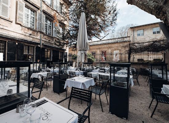 france/avignon/pont-saint-benezet/restaurant/la-cour-d-honneur-restaurant-avignon-centre-ville
