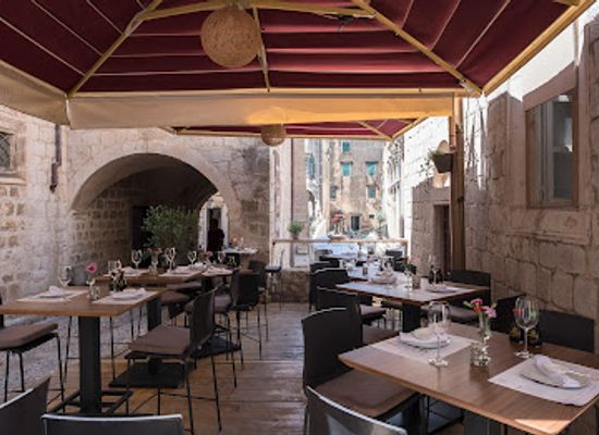 croatia/dubrovnik/old-town/restaurant/bota-sare-oyster-sushi-bar
