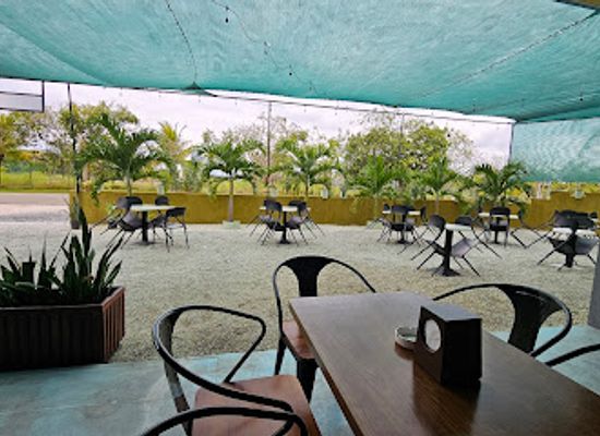 maldives/gnaviyani-atoll/restaurant/sharkys-bay