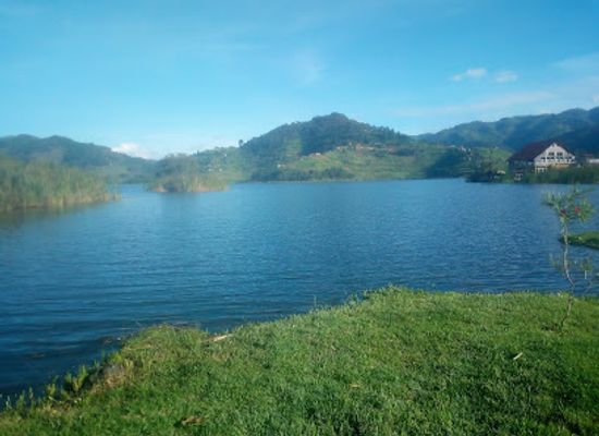 uganda/lake-bunyonyi/restaurant/pearl-of-africa-resort