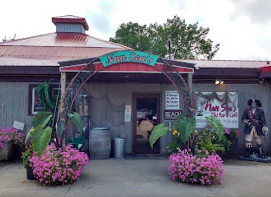wisconsin/kettle-moraine/restaurant/tiki-beach-resort