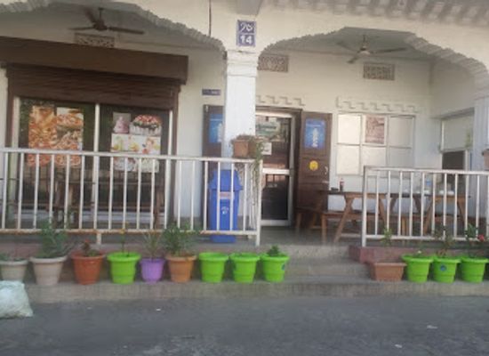 bhutan/pemagatshel/restaurant/kuenjung-pizza