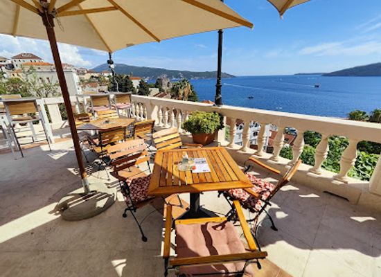 montenegro/herceg-novi/restaurant/gradska-kafana