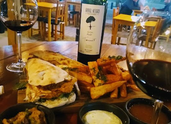 argentina/cafayate/restaurant/arbol-negro-bodega-garage