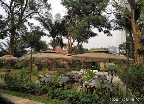 uganda/busoga/restaurant/the-roots-restaurant