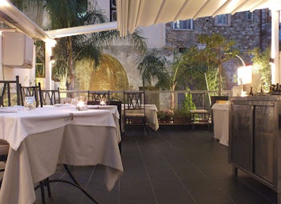 italy/taormina/restaurant/ristorante-le-naumachie