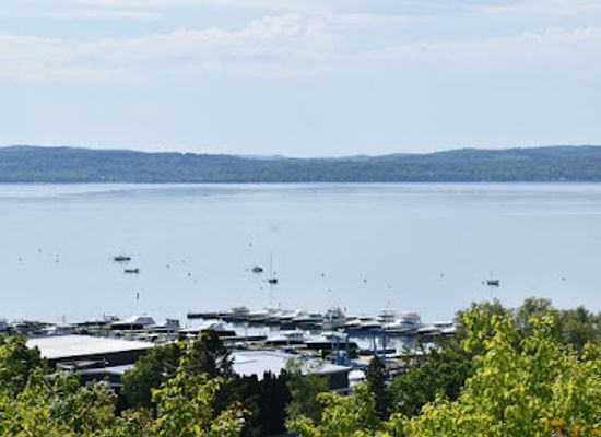 michigan/harbor-springs/restaurant/harbor-springs-b-c-pizza