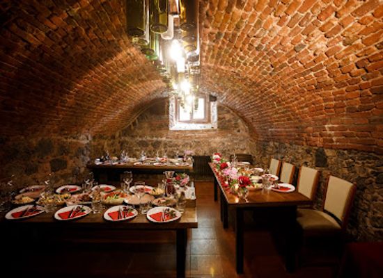 ukraine/transcarpathia/restaurant/vynna-restoratsiya-vynarnya-kovacha