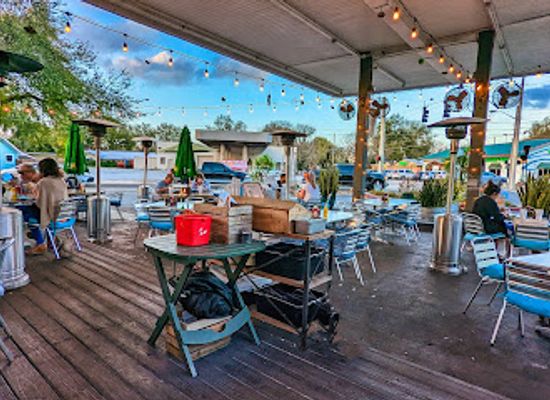 florida/mount-dora/restaurant/fifth-avenue-streatery