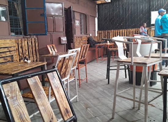 kenya/naivasha/restaurant/kanyua-sports-bar-restaurant