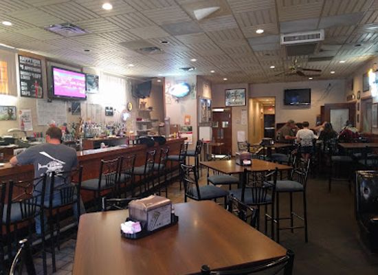 minnesota/iron-range/restaurant/snickers-pizza-pub