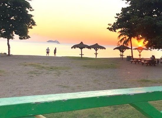 saint-lucia/soufriere/restaurant/3beez-beach-restaurant-bar