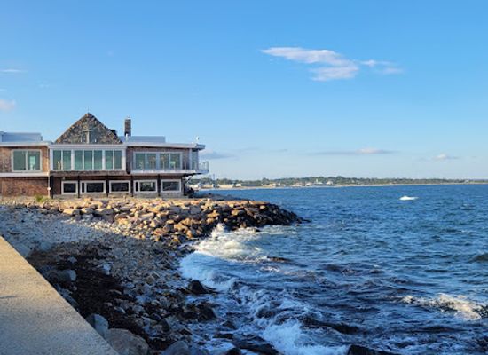 rhode-island/narragansett-beach/restaurant/the-coast-guard-house-restaurant