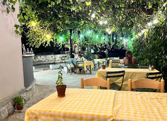 albania/toskeria/restaurant/mendra-traditional-restaurant