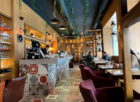 romania/bucharest/victoriei/restaurant/pow-wow