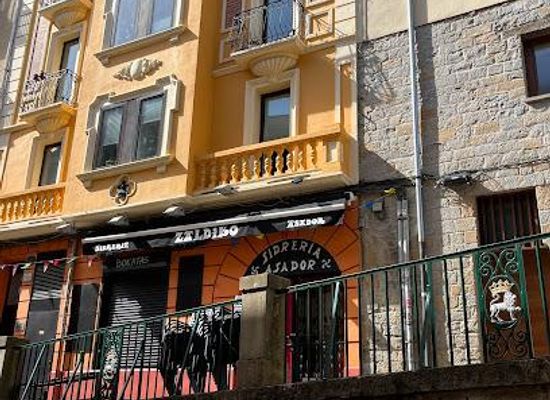 spain/pamplona/restaurant/zaldiko-basque-cider-house