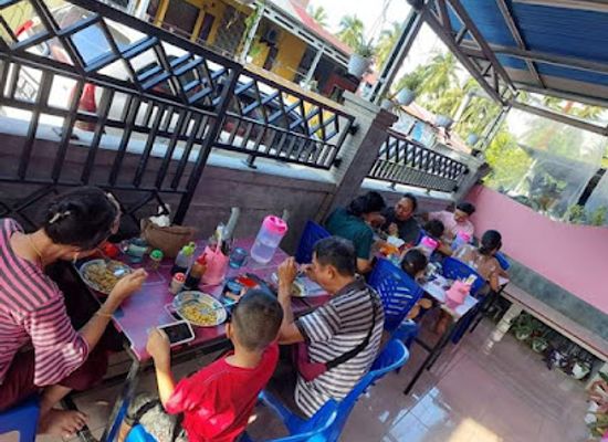 indonesia/north-sulawesi/restaurant/mie-ba-tahuna-ko-emon