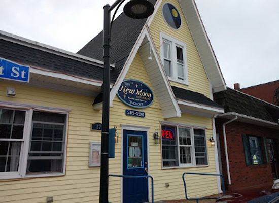 maine/saco/restaurant/the-new-moon