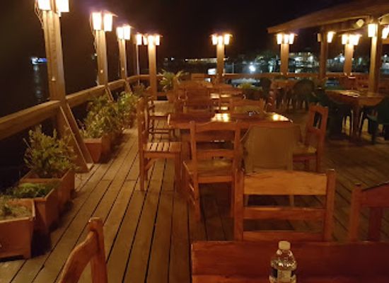 honduras/eastern-plains/restaurant/happy-harry-s-hideaway