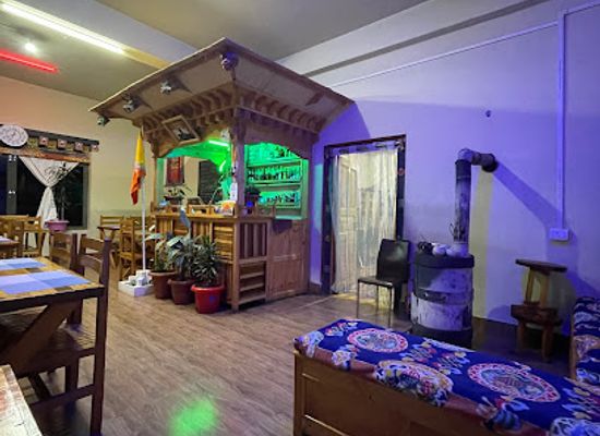 bhutan/bumthang/restaurant/chef-fast-food-cff-pizza-and-burger