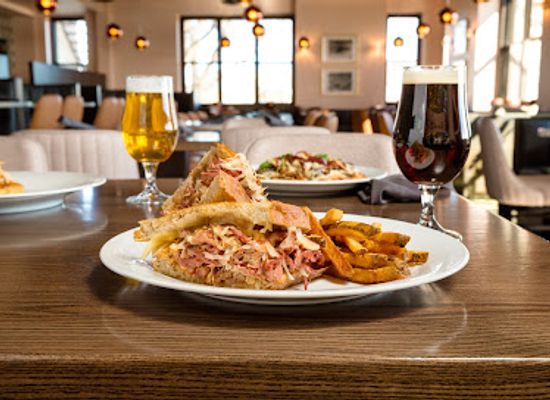 minnesota/glacial-ridge/restaurant/holman-s-table
