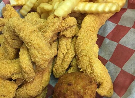 texas/piney-woods/restaurant/fin-feather-bar-and-grill