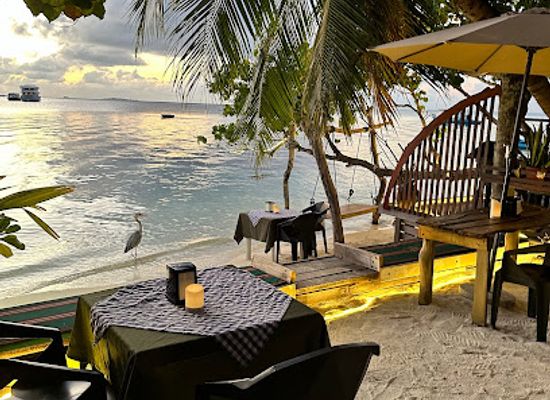 maldives/dhigurah/restaurant/monalaz-cafe