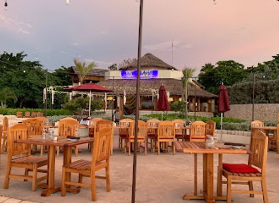 jamaica/black-river-great-morass/restaurant/the-blue-mahoe-restaurant-bar