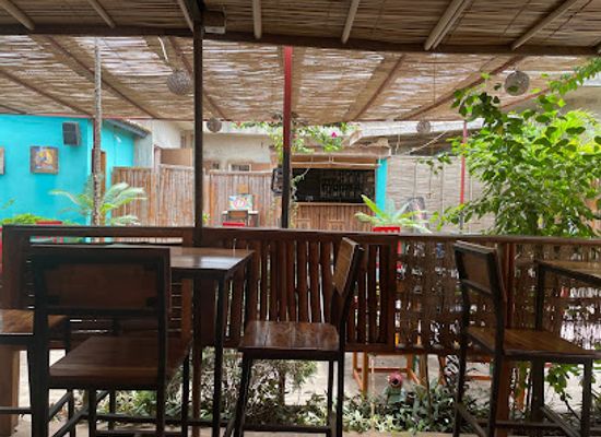 benin/ouidah/restaurant/blue-moon-bar-grill