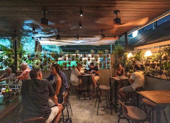thailand/andaman-coast/restaurant/mrs-b-bar-table