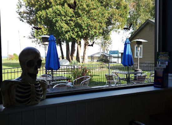 michigan/the-thumb/restaurant/days-on-the-lake