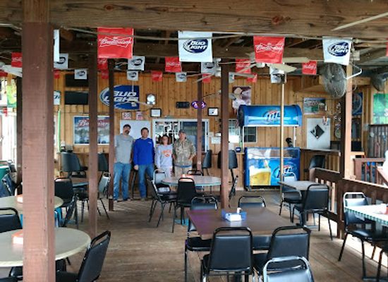 missouri/lincoln-hills/restaurant/bucknaked-restaurant-bar-marina