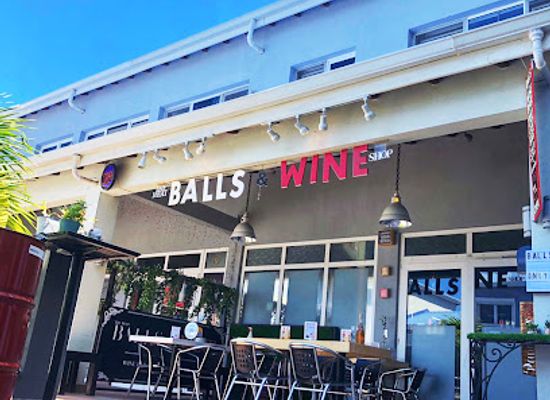 sint-maarten/simpson-bay-lagoon/restaurant/balls-wine