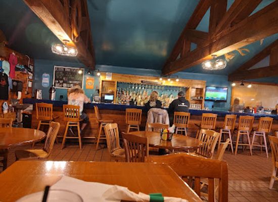 michigan/copper-harbor/restaurant/lake-effect-bar-and-grill