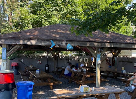 connecticut/hammonasset-beach-state-park/restaurant/donahue-s-madison-beach-grille