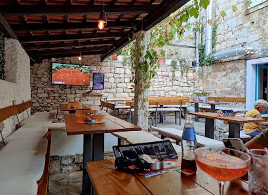 croatia/brac-island/restaurant/pub-beer-garden