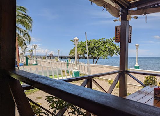 honduras/cayos-cochinos/restaurant/cric-cric-burger