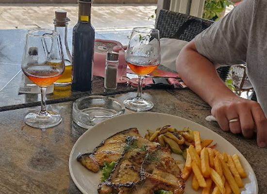 montenegro/ulcinj/restaurant/taverna