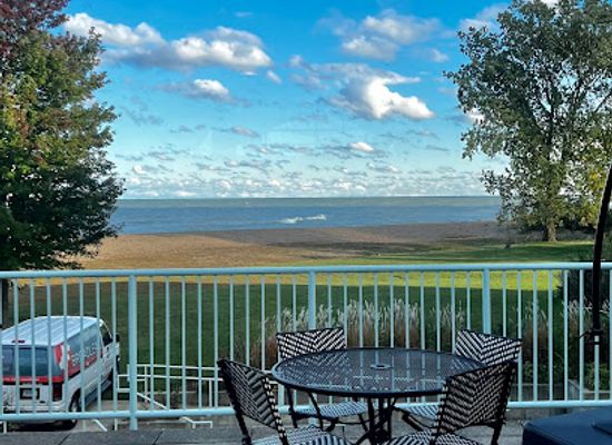 illinois/illinois-beach-state-park/restaurant/nolan-s-restaurant-at-illinois-beach-hotel