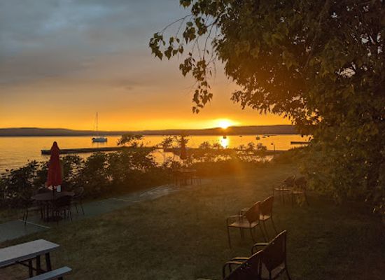 wisconsin/apostle-islands/restaurant/pub-restaurant-wine-bar