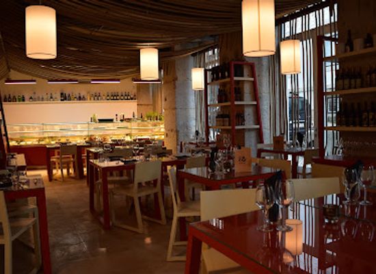portugal/lisbon/restaurant/eating-bear
