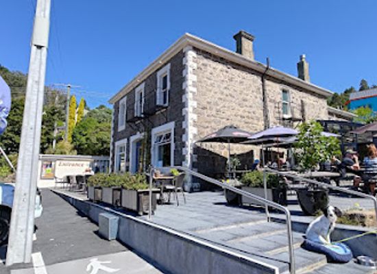 new-zealand/otago/restaurant/careys-bay-historic-hotel