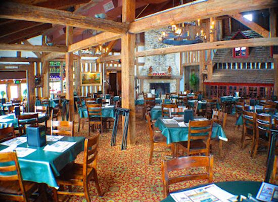 wisconsin/kettle-moraine-state-forest/restaurant/the-fox-hounds-restaurant-tavern